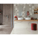 Modern badkamer met Exigo Calacatta mat 30x60 en een accent muur met patroon tegels