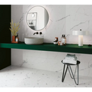 Moderne badkamer met Exigo Statuario mat 30x60, groene plank en ronde spiegel