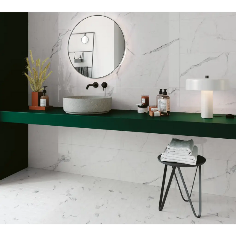 Moderne badkamer met Exigo Statuario mat 30x60, groene plank en ronde spiegel