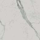 Witte marmeren oppervlakte met een diagonale grijze ader op de Exigo Statuario mat 60x60