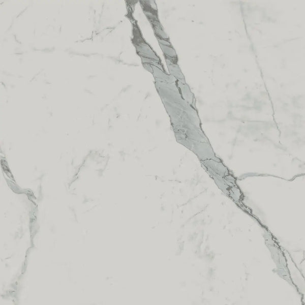 Witte marmeren oppervlakte met een diagonale grijze ader op de Exigo Statuario mat 60x60