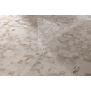 Geometrisch patroon van beige tegels in Fap Roma Gold Calacatta Oro macro mosaico
