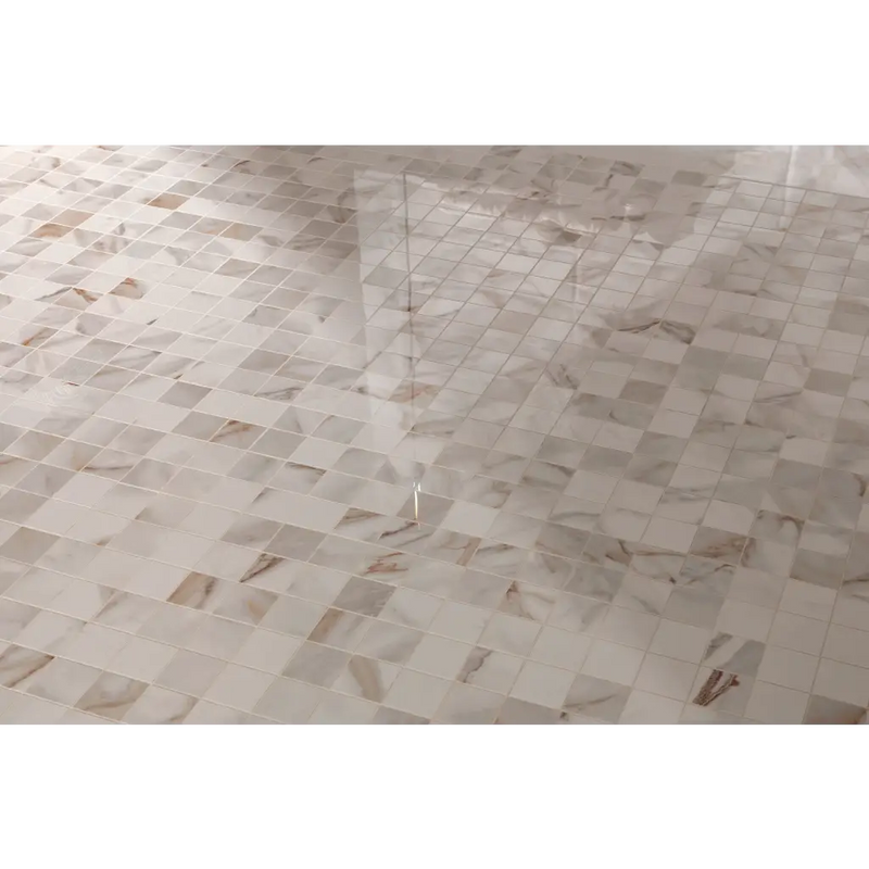 Geometrisch patroon van beige tegels in Fap Roma Gold Calacatta Oro macro mosaico