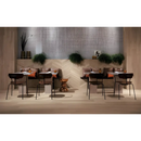 Moderne eetopstelling met zwarte stoelen en Fapnest Maple Chevron tafels in een rij