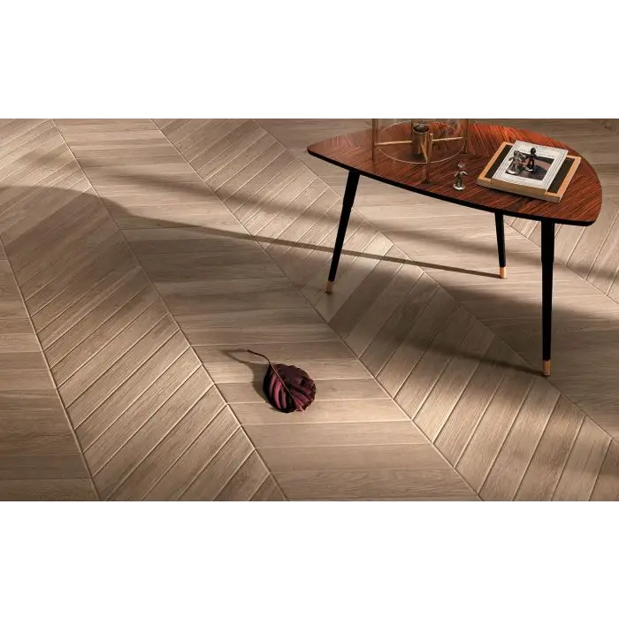 Chevron-patroon houten vloer met diagonale planken van Fapnest Oak Chevron