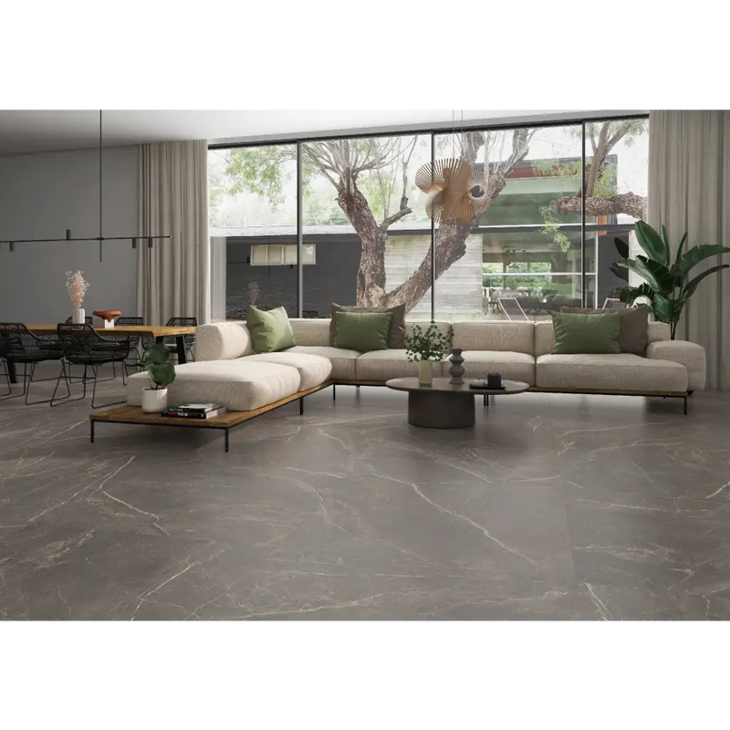 Grote lichte sectiesoفا met olijfgroene kussens in Fior di Bosco Marengo silk 60x120