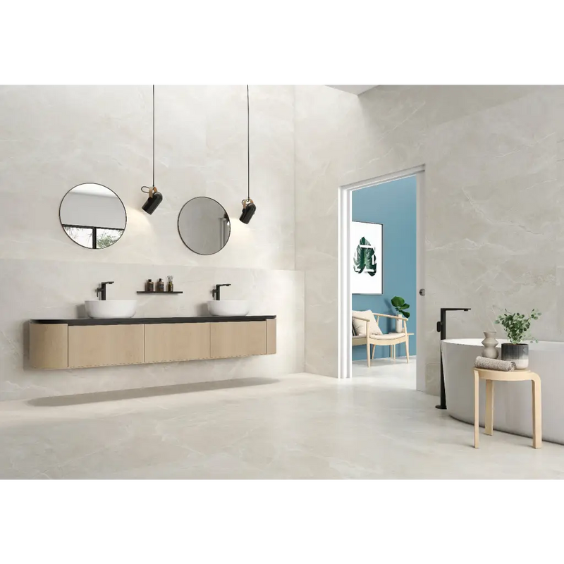 Moderne badkamer met dubbele wastafel en vrijstaande badkuip in Fior di Bosco Sand Silk 120x120