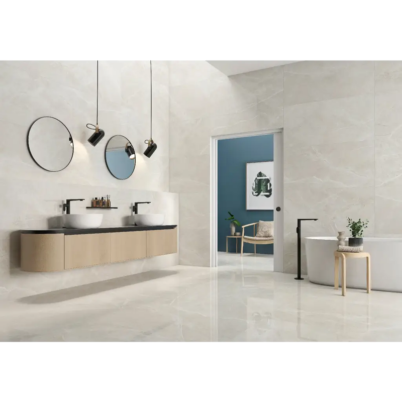 Moderne badkamer met dubbele wastafel, vrijstaand bad en Fior di Bosco Sand Silk 60x120 tegels