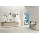 Moderne badkamer met dubbele wastafel, vrijstaand bad en Fior di Bosco Sand Silk 60x60 tegels