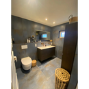 Moderne badkamer met Flatiron Blue 80x80 wastafel en wandspiegel