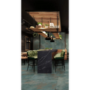 Marmerblad bar tegen met groene tufted barkrukken van Flatiron Jeko 120x270