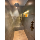 Moderne inloopdouche met Flatiron Silver 80x80, donkergrijze muren en houten vloer