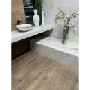 Badkamer wastafel met witte waskom, marmeren blad en houtlook tegels Fontana Gepolijst 60x120 rett