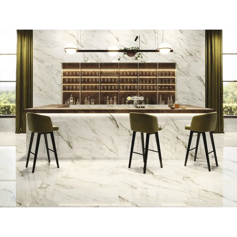 Stijlvolle bar met marmeraccenten en olijfgroene krukken, Fontana gepolijst 60x120