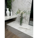 Fontana mat 60x120 rett met hoge glazen vaas, witte bloemen en groen blad