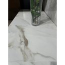 Fontana Mat 60x120 rett met hoge glazen vaas, groen blad en witte bloemen