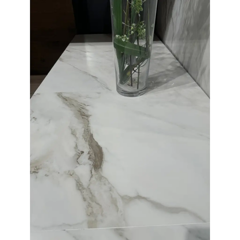 Fontana Mat 60x120 rett met hoge glazen vaas, groen blad en witte bloemen