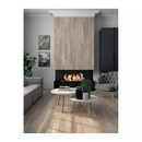Moderne ingebouwde haard met vlammen tegen lichte houten wand bij Forrest coffee mat 10x60