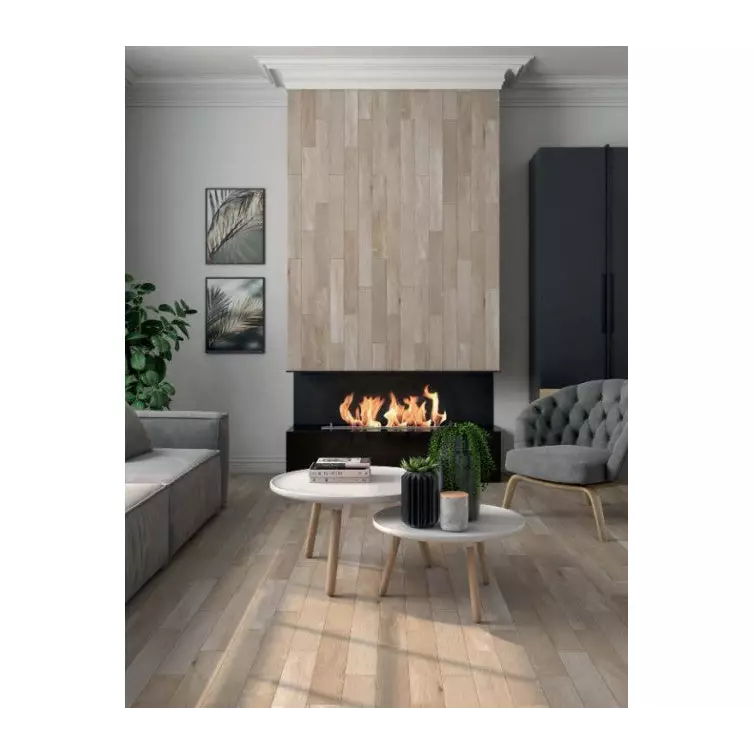 Moderne ingebouwde haard met vlammen tegen lichte houten wand bij Forrest coffee mat 10x60