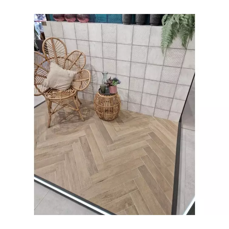 Herringbone patroon houten vloer met Prissmacer Forrest Coffee mat 10x60 tegels