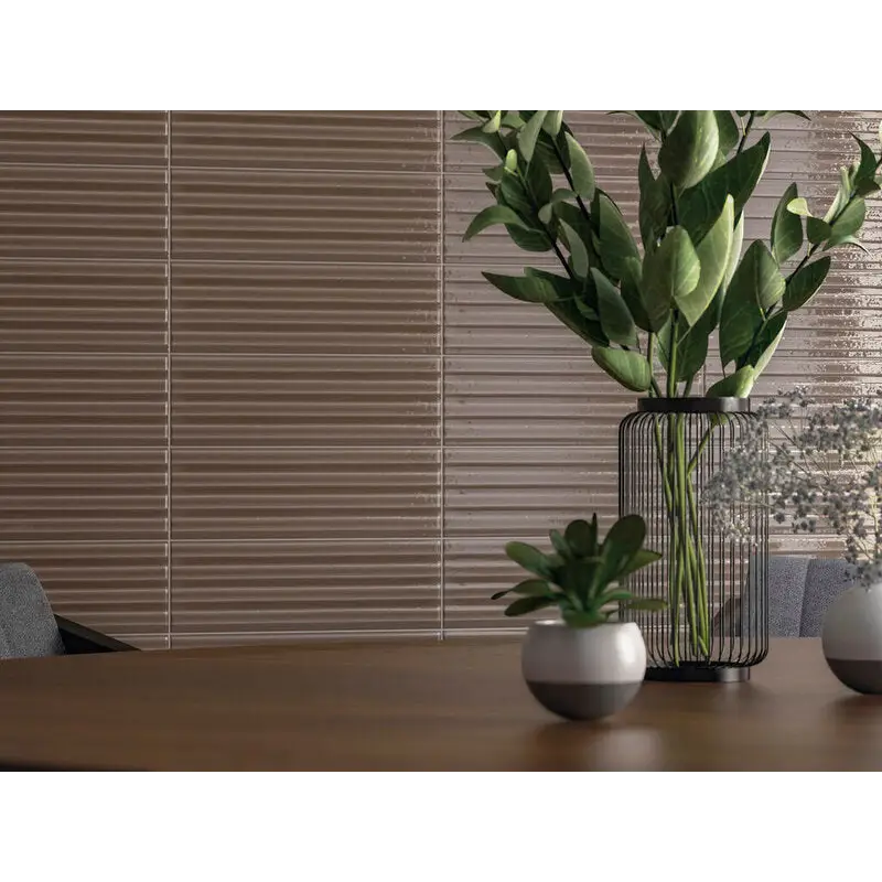 Bruine horizontale gestreepte keramische wandtegel Gare Taupe glans 10x30,5 met subtiele glanzende afwerking