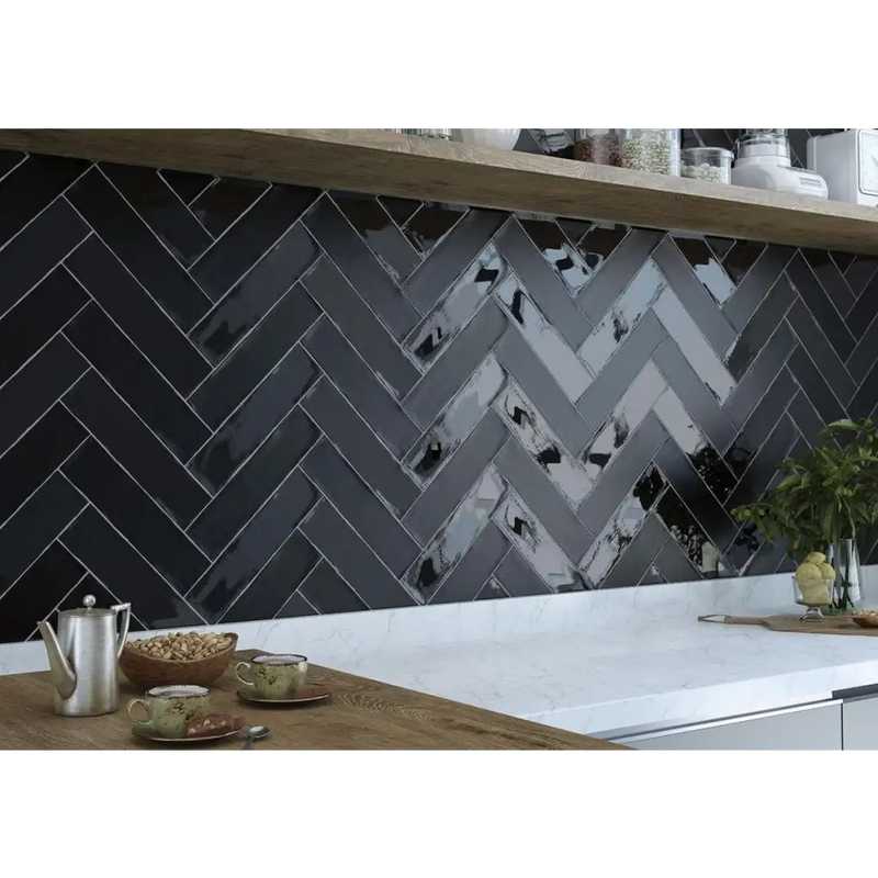 Herringbone patroon backsplash met Prissmacer Glans Black tegels in donkergrijs