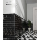 Zwart glanzend subway tegelwand met geometrische vloer, Prissmacer Glans Black