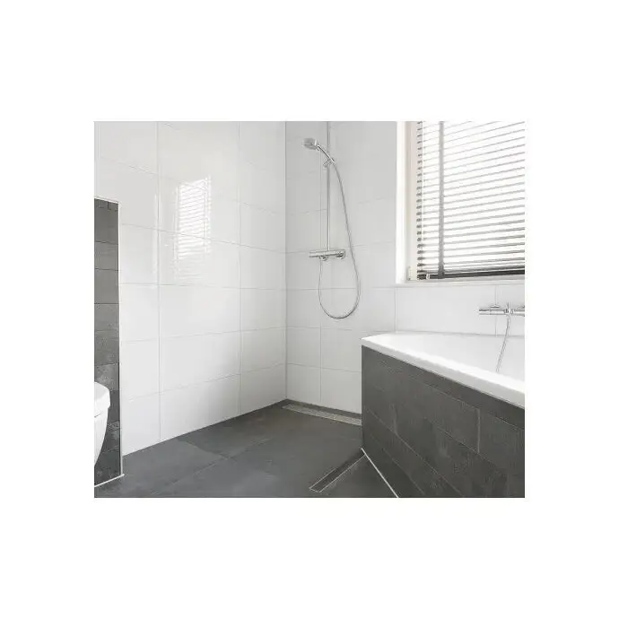 Moderne minimalistische badkamer met Glans Wit 30x60 tegels en grijze vloer