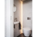Moderne kleine badkamer met GM01 Ultra Wit Soft Grain wandtegels en wandtoilet