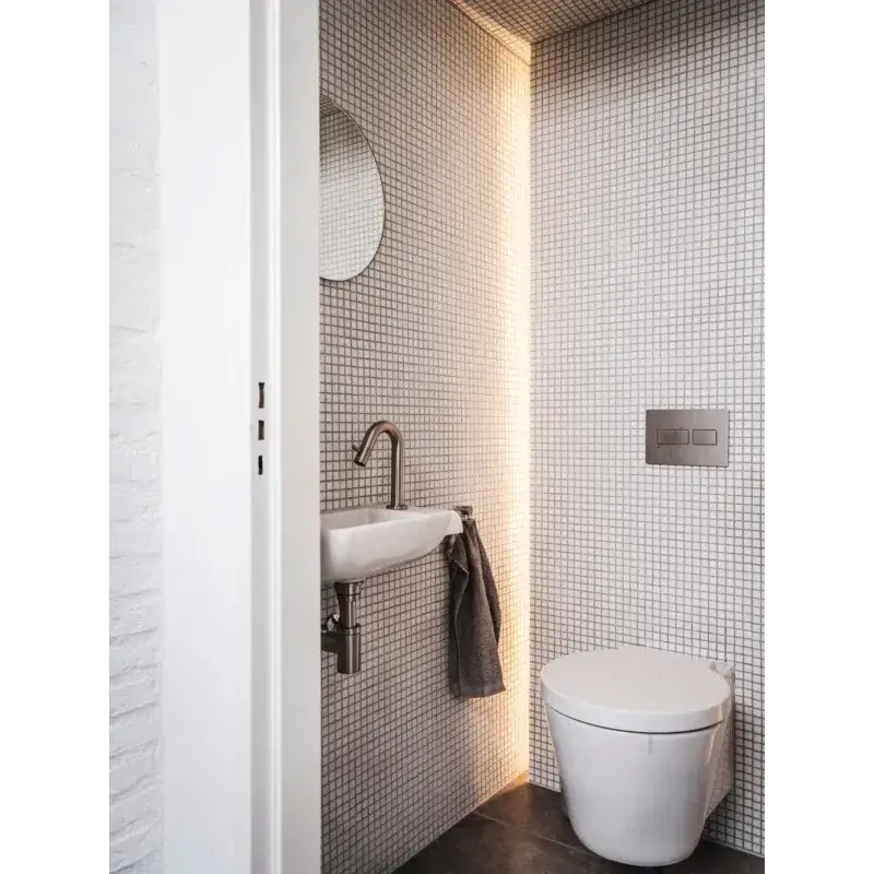 Moderne kleine badkamer met GM01 Ultra Wit Soft Grain wandtegels en wandtoilet