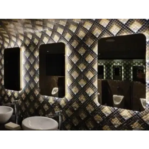 Drie backlit badkamer spiegels met afgeronde hoeken in GM05 Lichtgrijs soft grain wandtegels