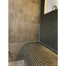 Tegels van GM14B Black Soft Grain wandtegels op een stoomkamerbank voor een luxe look