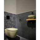 Moderne badkamer met GM14B Black Soft Grain wandtegels en zwart hexagonaal en vierkant tegelpatroon