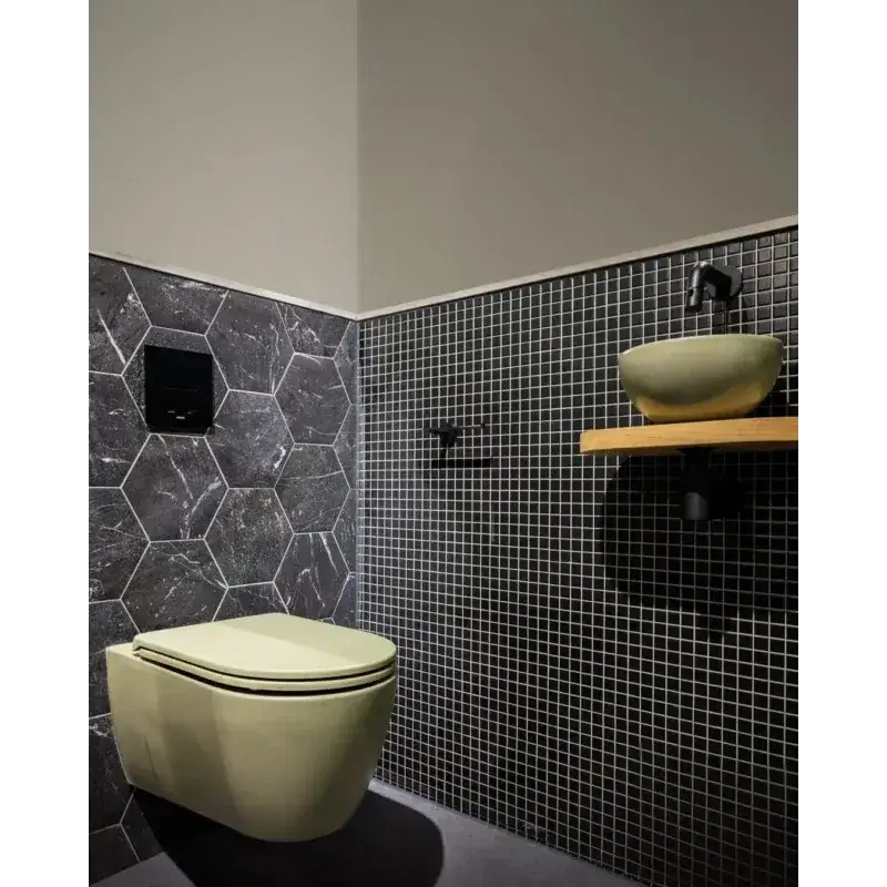 Moderne badkamer met GM14B Black Soft Grain wandtegels en zwart hexagonaal en vierkant tegelpatroon