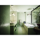 Moderne badkamer met grote raam en lange wastafel, GM22 Ultra Light Green Soft Grain wandtegels soft grain