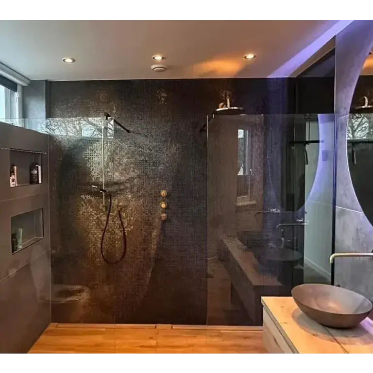 Moderne GM33 Lichtbruin Soft Grain wandtegels in walk-in douche met meerdere regendouches