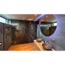 Moderne badkamer met gm33 lichtbruin soft grain wandtegels en circular spiegel