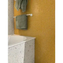 Witte badkuip met speckled grijze surround in GM41 Orange Soft Grain wandtegels