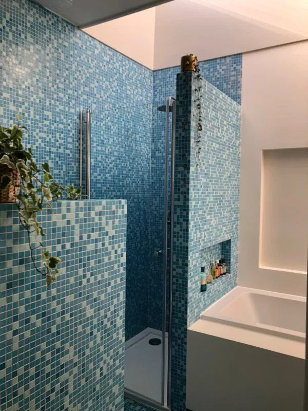 Moderne badkamer met GM57 Blue Mix Soft Grain wandtegels en walk-in douche