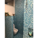 Witte keramische toilet met ronde kom in GM57 Blue Mix Soft Grain stijl