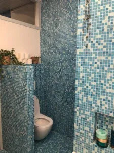 Witte keramische toilet met ronde kom in GM57 Blue Mix Soft Grain stijl