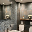 Moderne badkamer met donkere tegels en witte fixtures, gmg251 cyan gouden ader