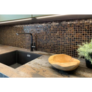 Houten kom met gladde randen op aanrecht in bruine gouden aderen stijl