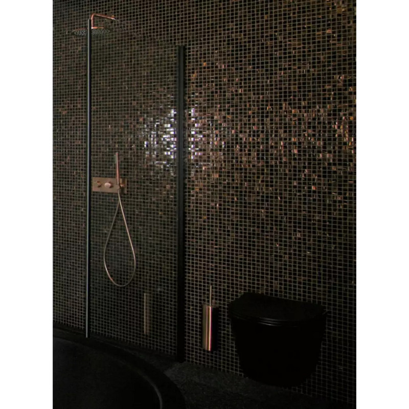 Moderne douchekop en handdouche op een mozaïektegelwand met brown golden vein design