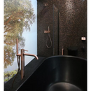 Zwarte vrijstaande badkuip met koperdetails in Brown Golden Vein stijl