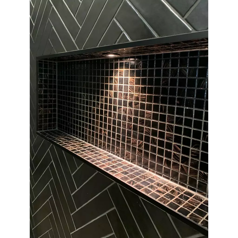 Zwarte mozaïektegel douche-niche met diagonale wanden in Brown Golden Vein