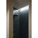 GMG668 donkerblauw wandtegels met goudkleurige aders en moderne douche met regen showerhead