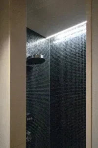 GMG668 donkerblauw wandtegels met goudkleurige aders en moderne douche met regen showerhead