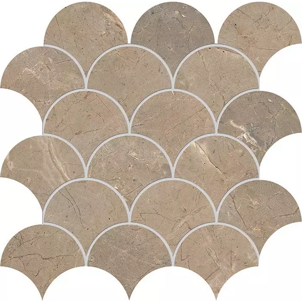 Fan-vormige beige marmeren tegels in overlappend visschubpatroon van Golden Age Beige