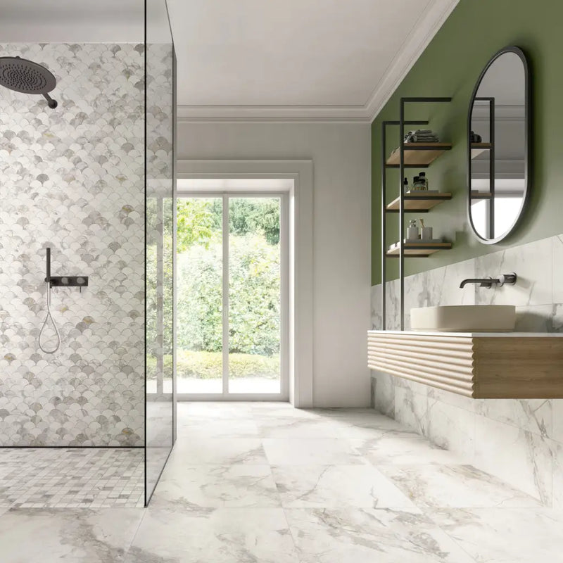 Modern marble badkamer met glazen douche en olijfgroene muur, Golden Age White 60x60